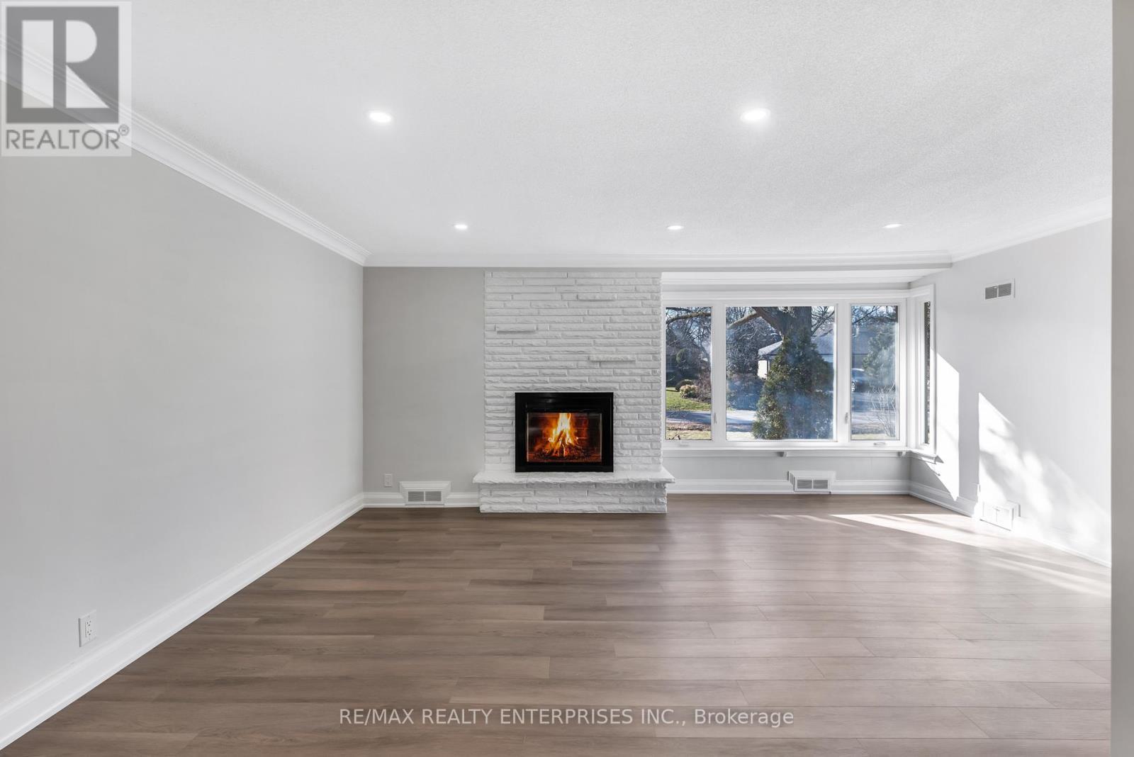 1503 Lochlin Trail, Mississauga, ON - Indoor Photo Showing Living Room With Fireplace