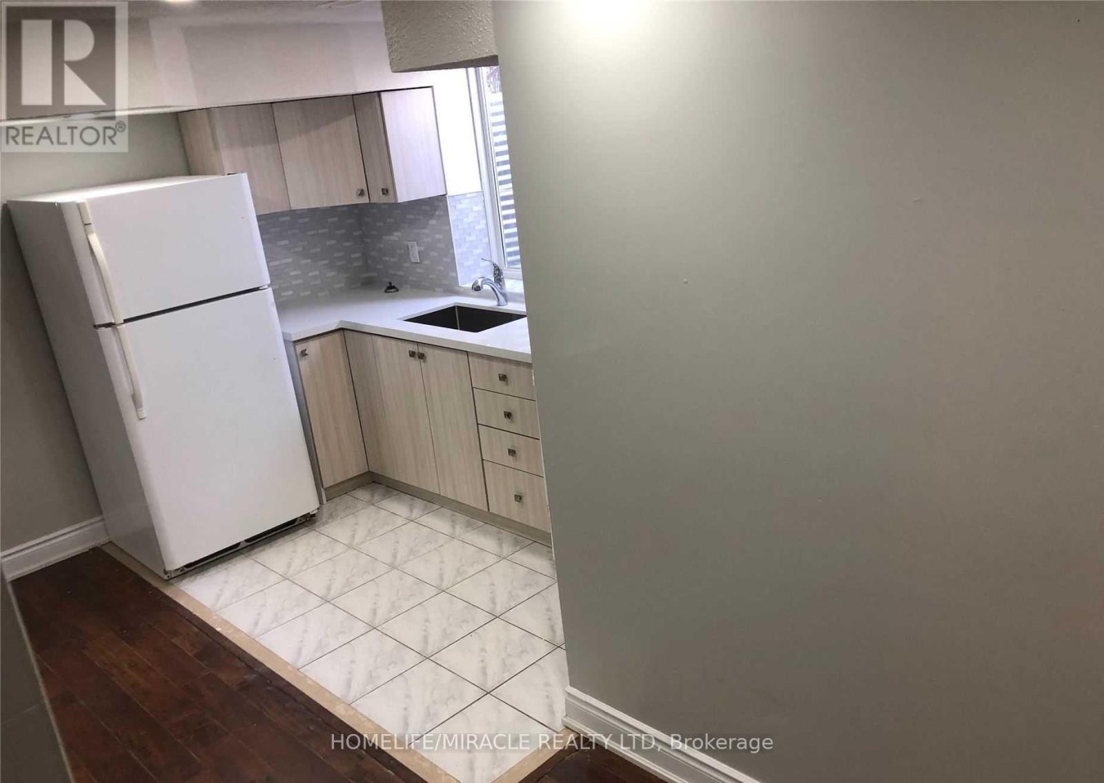 16 Janda Court, Toronto, ON - Indoor Photo Showing Kitchen
