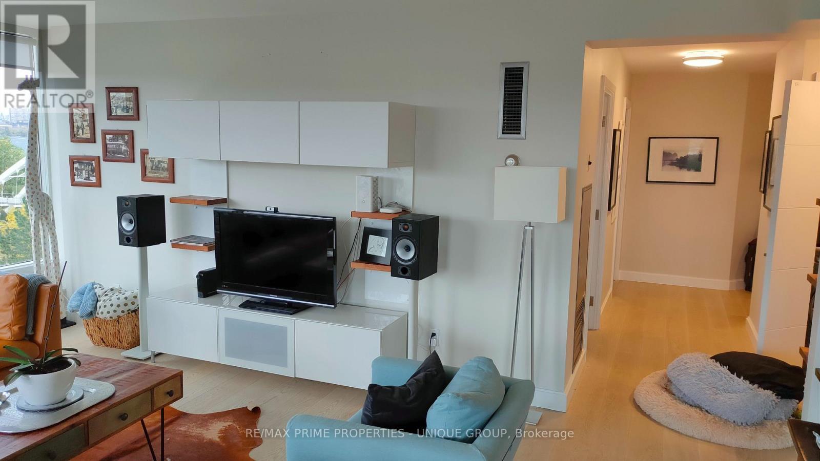 610 - 1 Palace Pier Court, Toronto, ON - Indoor Photo Showing Living Room