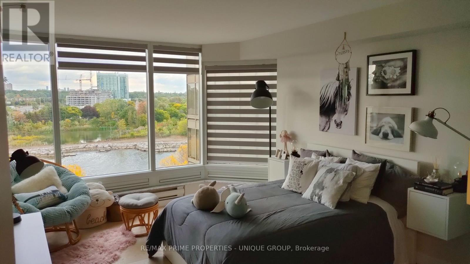 610 - 1 Palace Pier Court, Toronto, ON - Indoor Photo Showing Living Room