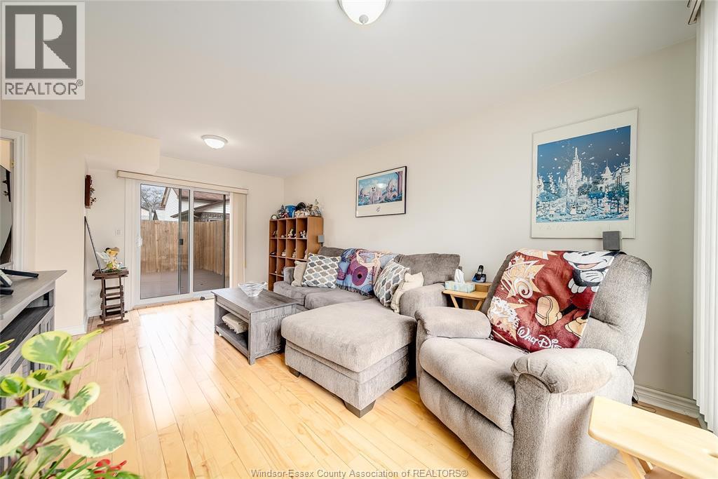 9318 Bayswater Court, Windsor, ON - Indoor Photo Showing Living Room