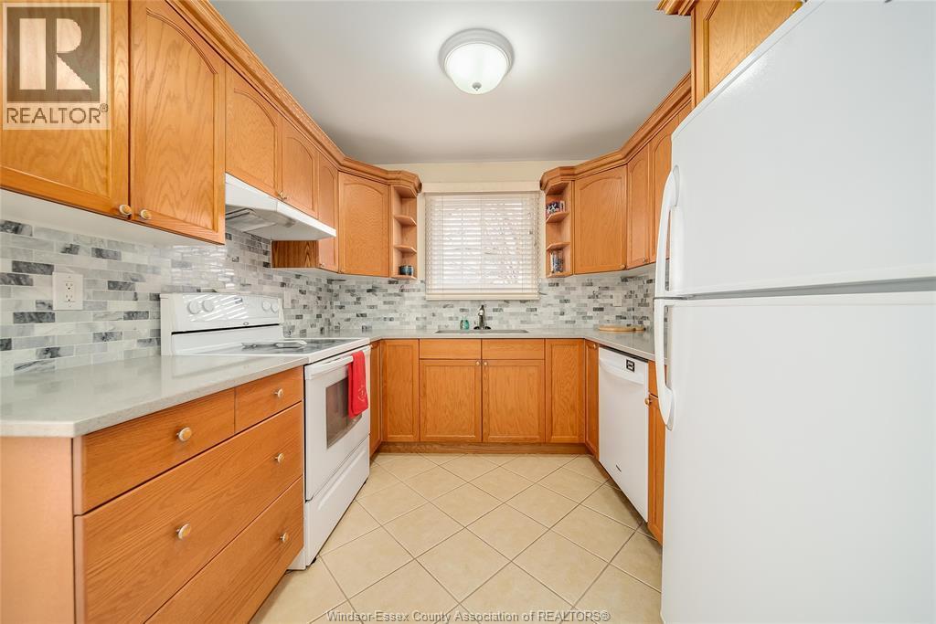 9318 Bayswater Court, Windsor, ON - Indoor Photo Showing Kitchen With Double Sink