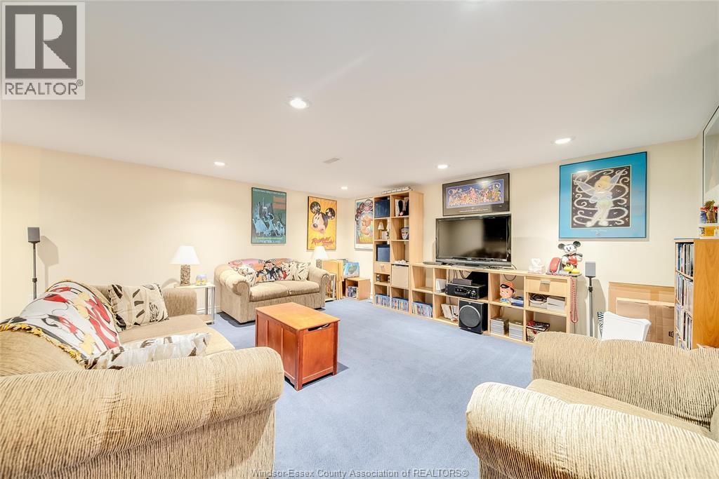 9318 Bayswater Court, Windsor, ON - Indoor Photo Showing Living Room