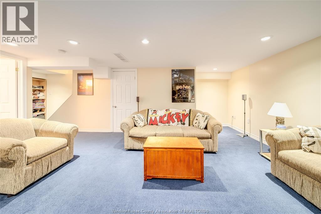 9318 Bayswater Court, Windsor, ON - Indoor Photo Showing Living Room