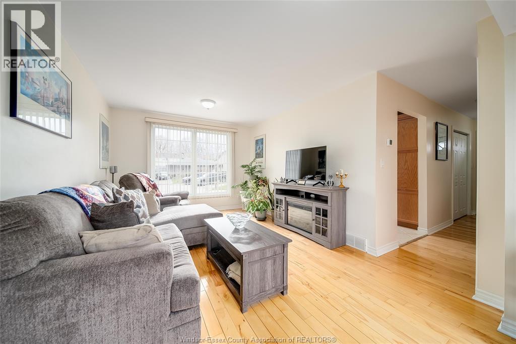 9318 Bayswater Court, Windsor, ON - Indoor Photo Showing Living Room