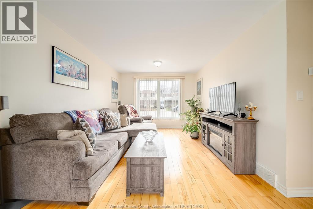 9318 Bayswater Court, Windsor, ON - Indoor Photo Showing Living Room