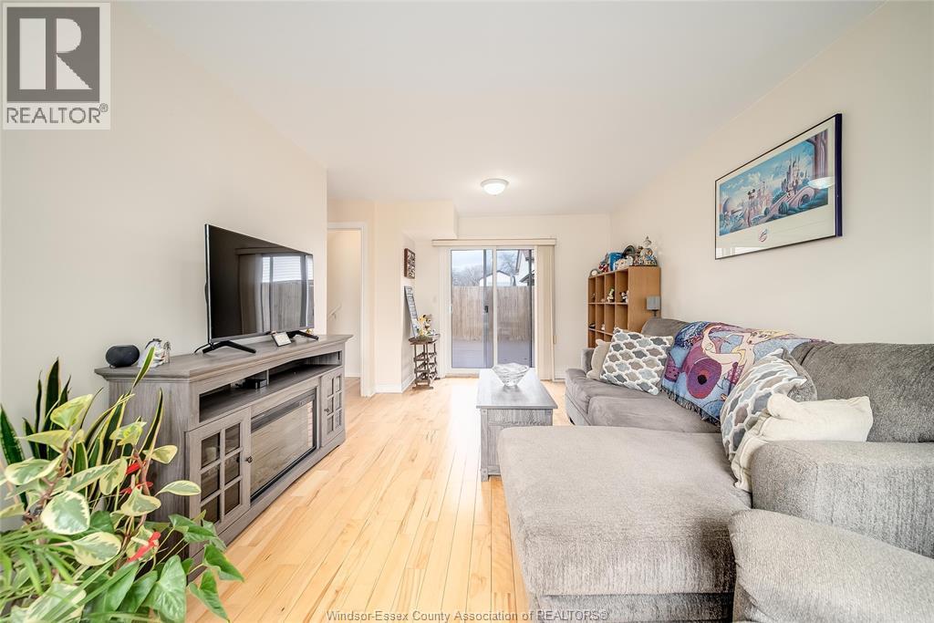 9318 Bayswater Court, Windsor, ON - Indoor Photo Showing Living Room