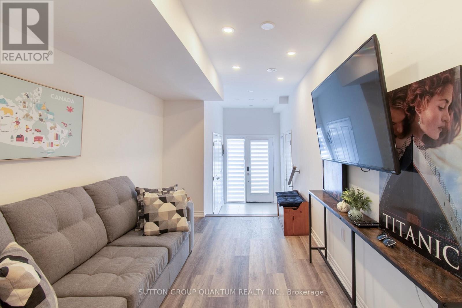 158 Elgin Street, Orillia, ON - Indoor Photo Showing Living Room