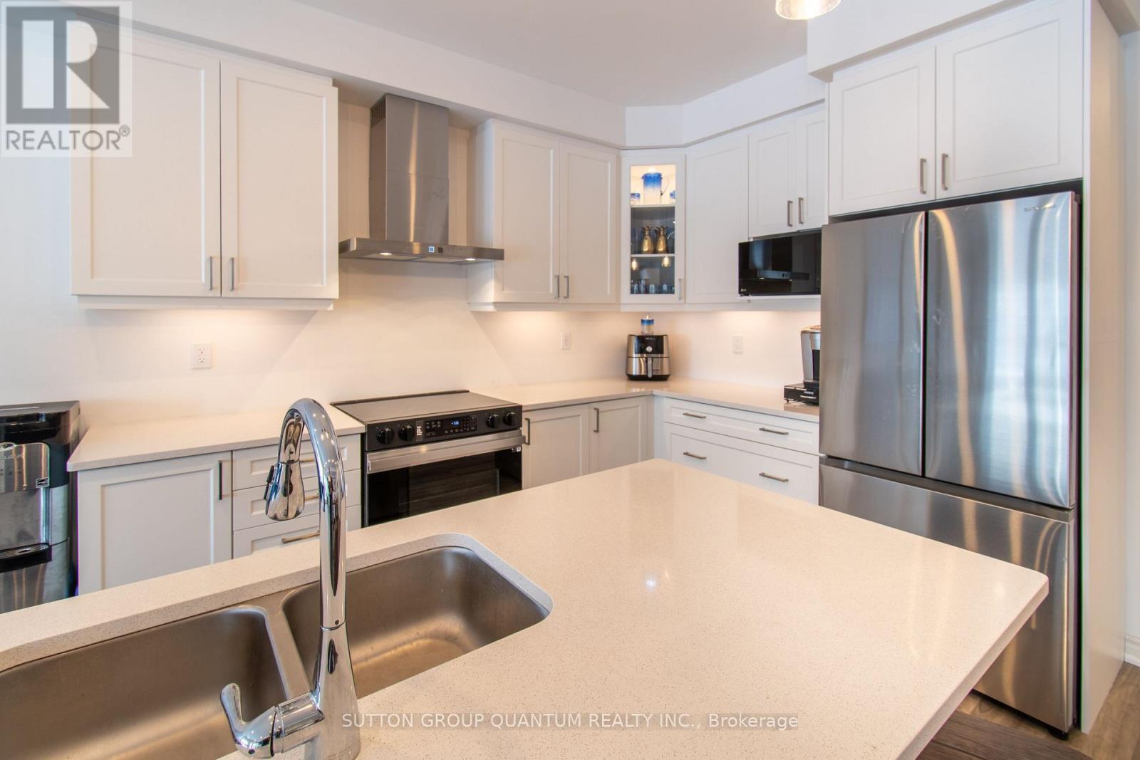 158 Elgin Street, Orillia, ON - Indoor Photo Showing Kitchen With Double Sink With Upgraded Kitchen