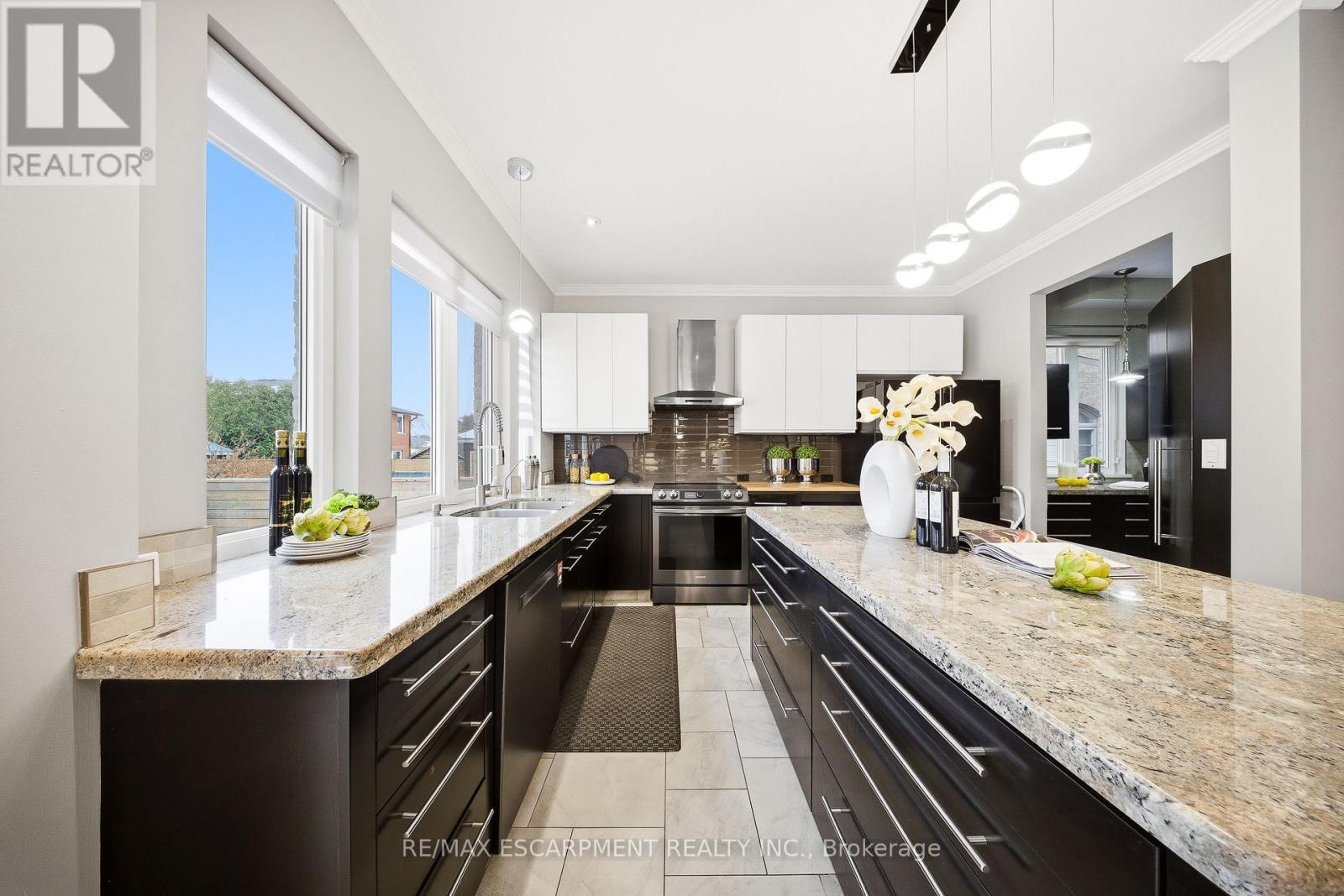 3205 Rolling Stone Court, Mississauga, ON - Indoor Photo Showing Kitchen With Double Sink With Upgraded Kitchen