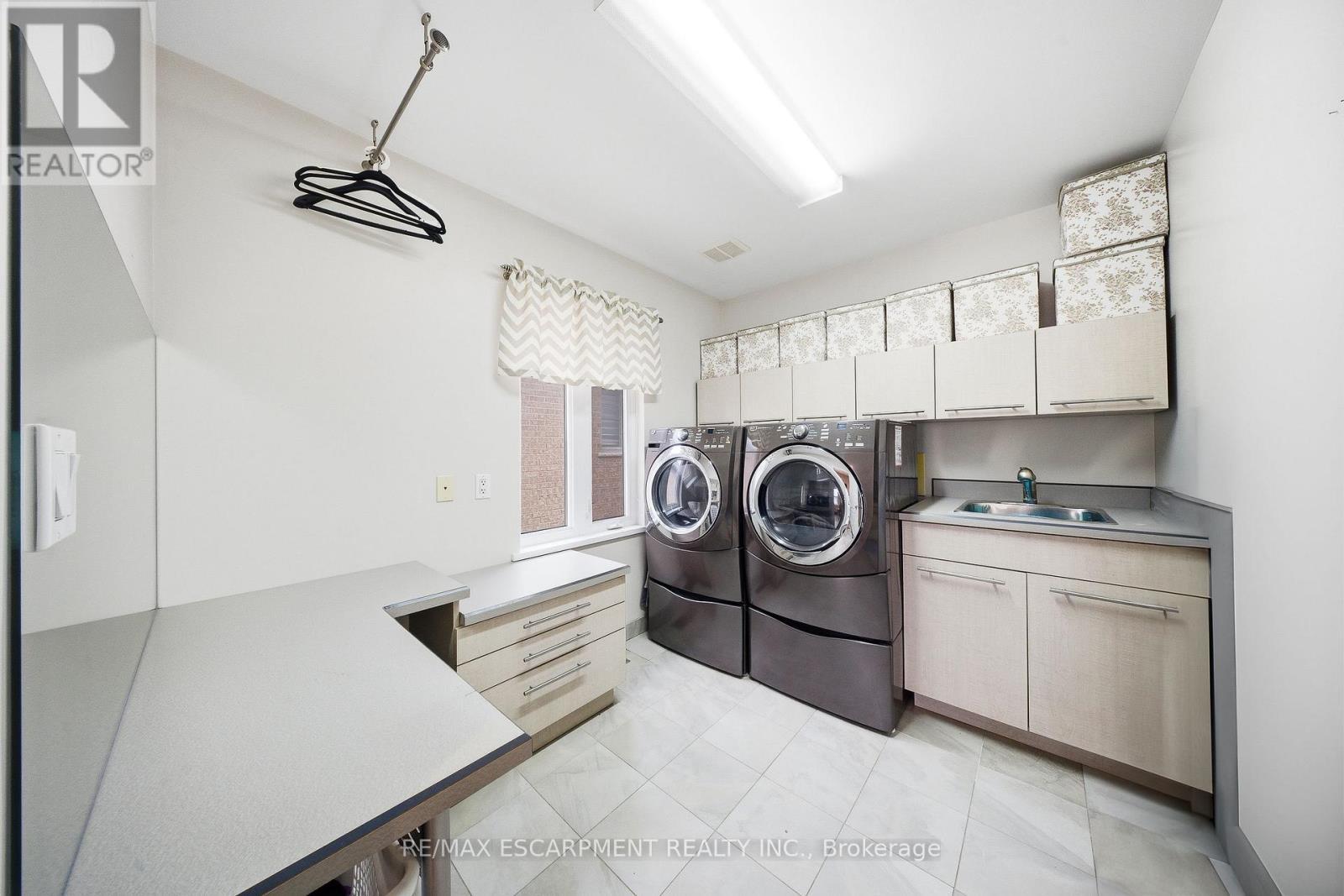 3205 Rolling Stone Court, Mississauga, ON - Indoor Photo Showing Laundry Room