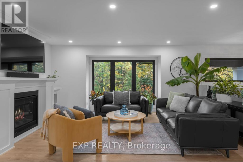 3169 King Street, Lincoln, ON - Indoor Photo Showing Living Room With Fireplace