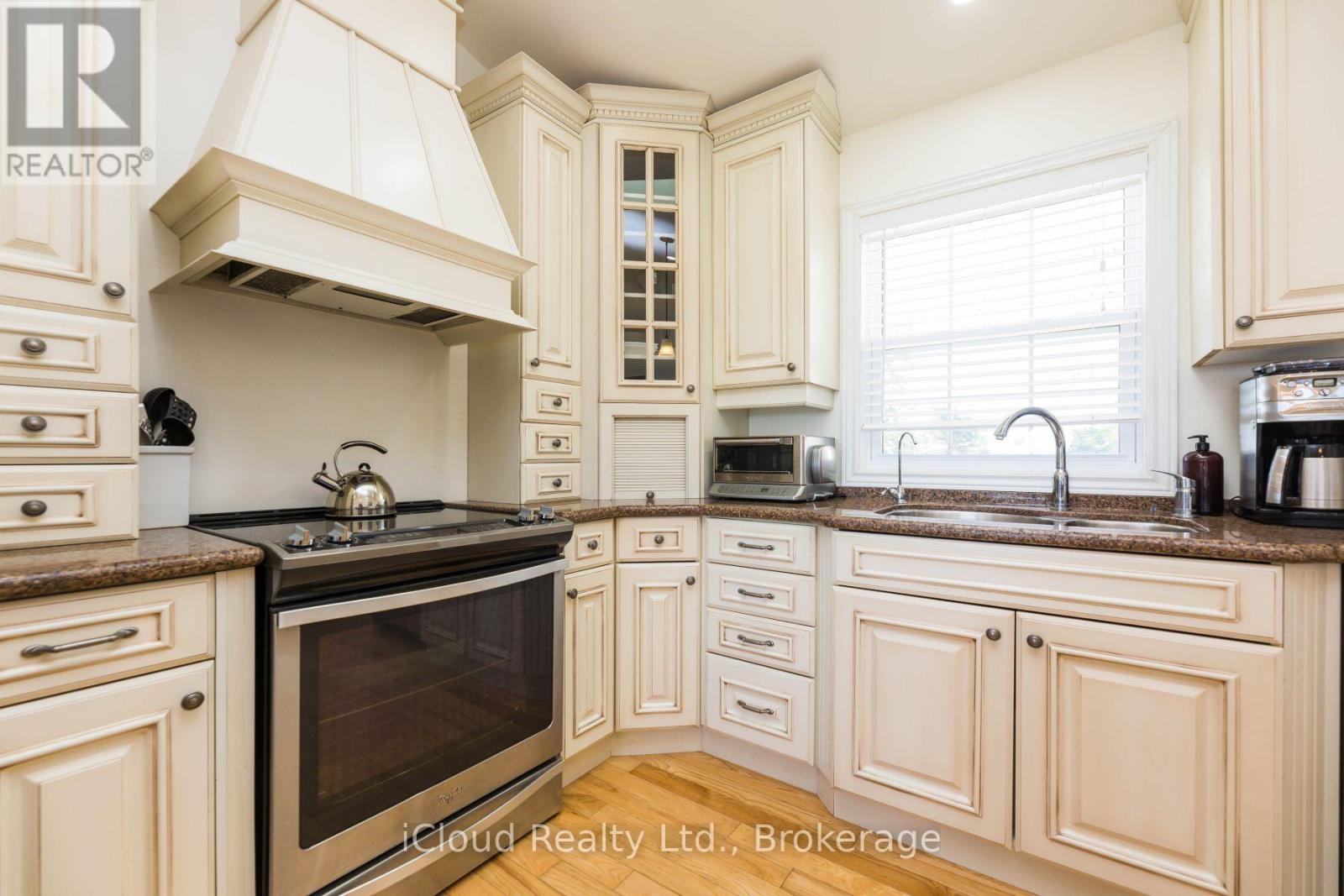282303 Concession 4-5 Road, East Luther Grand Valley, ON - Indoor Photo Showing Kitchen With Double Sink