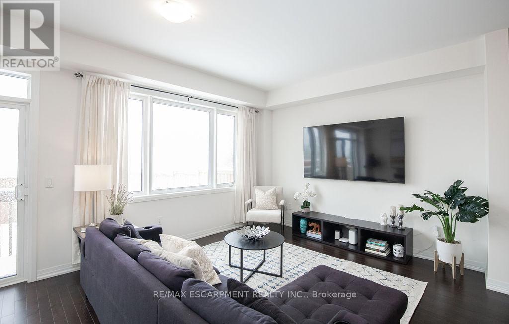 66 Freedom Crescent, Hamilton, ON - Indoor Photo Showing Living Room