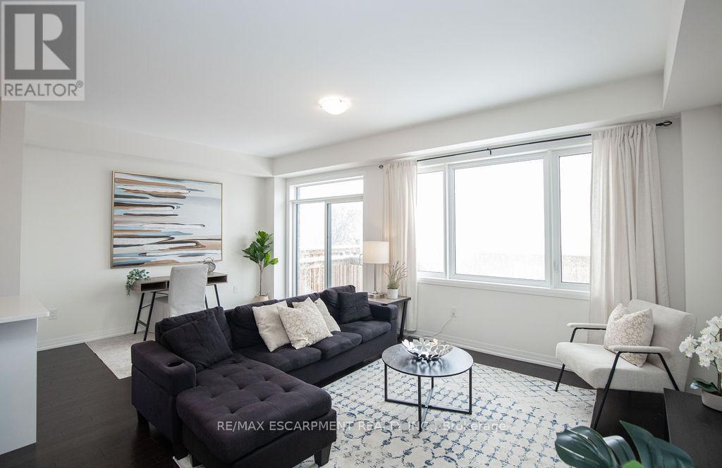 66 Freedom Crescent, Hamilton, ON - Indoor Photo Showing Living Room