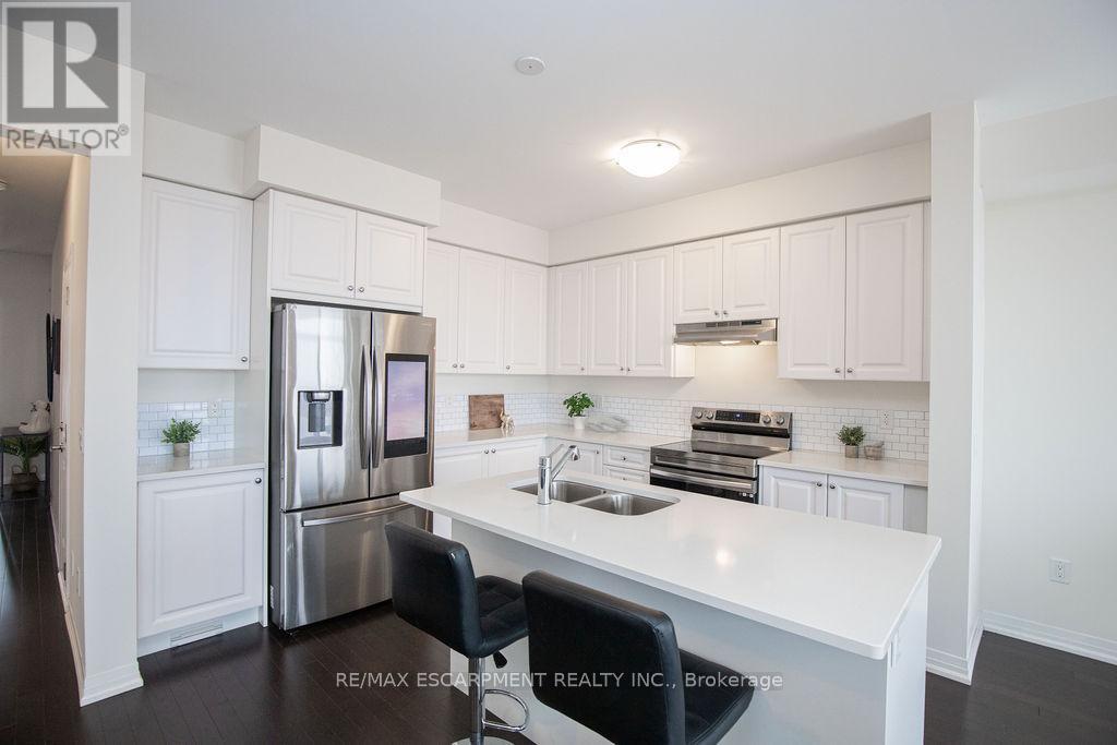 66 Freedom Crescent, Hamilton, ON - Indoor Photo Showing Kitchen With Stainless Steel Kitchen With Double Sink With Upgraded Kitchen