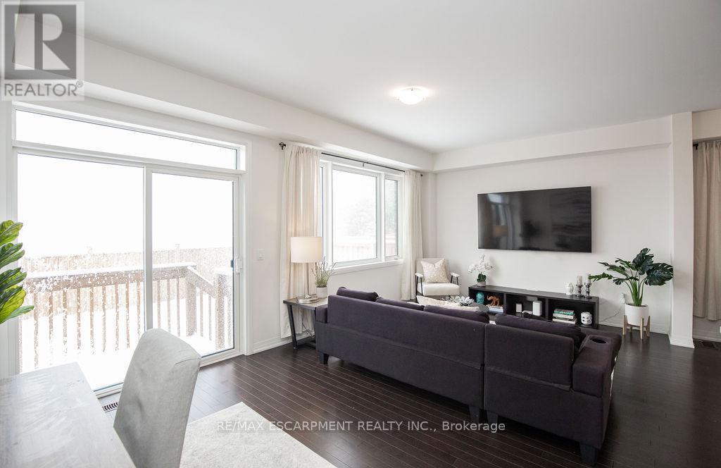 66 Freedom Crescent, Hamilton, ON - Indoor Photo Showing Living Room