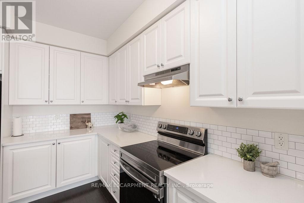 66 Freedom Crescent, Hamilton, ON - Indoor Photo Showing Kitchen