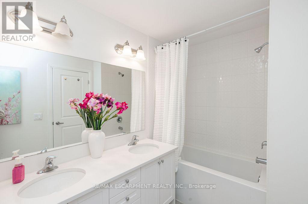 66 Freedom Crescent, Hamilton, ON - Indoor Photo Showing Bathroom