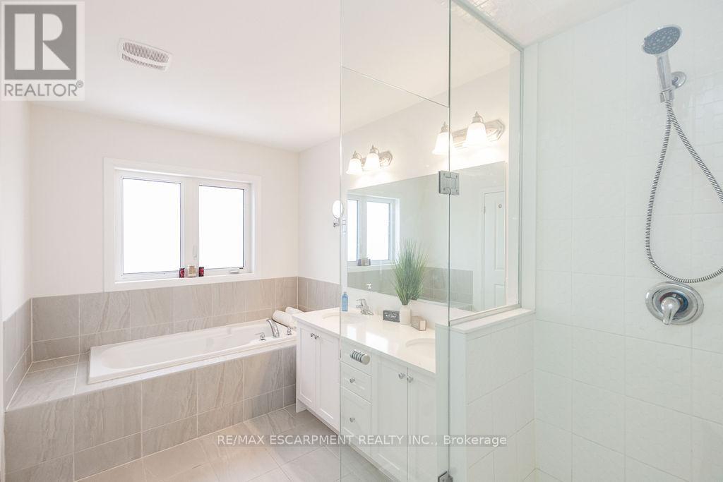 66 Freedom Crescent, Hamilton, ON - Indoor Photo Showing Bathroom