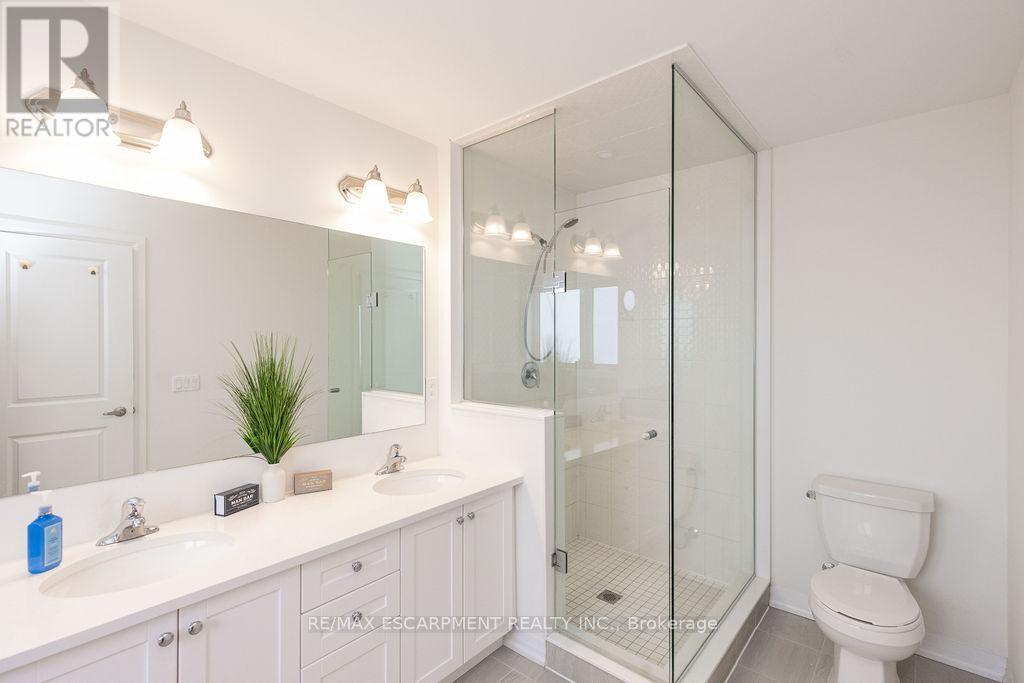 66 Freedom Crescent, Hamilton, ON - Indoor Photo Showing Bathroom