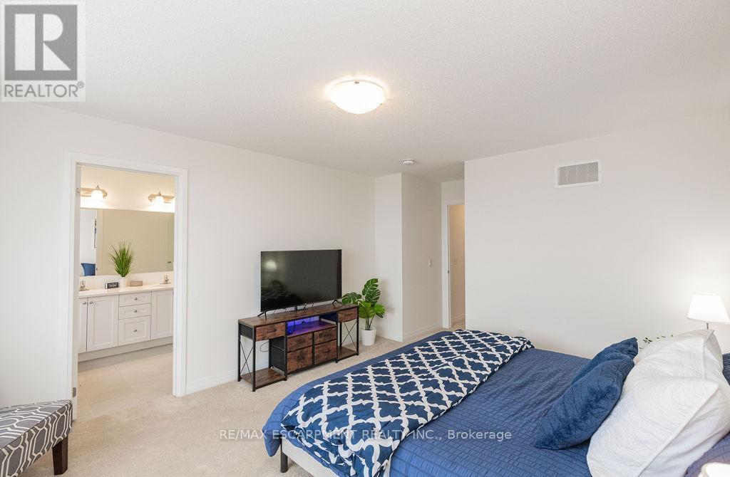 66 Freedom Crescent, Hamilton, ON - Indoor Photo Showing Bedroom