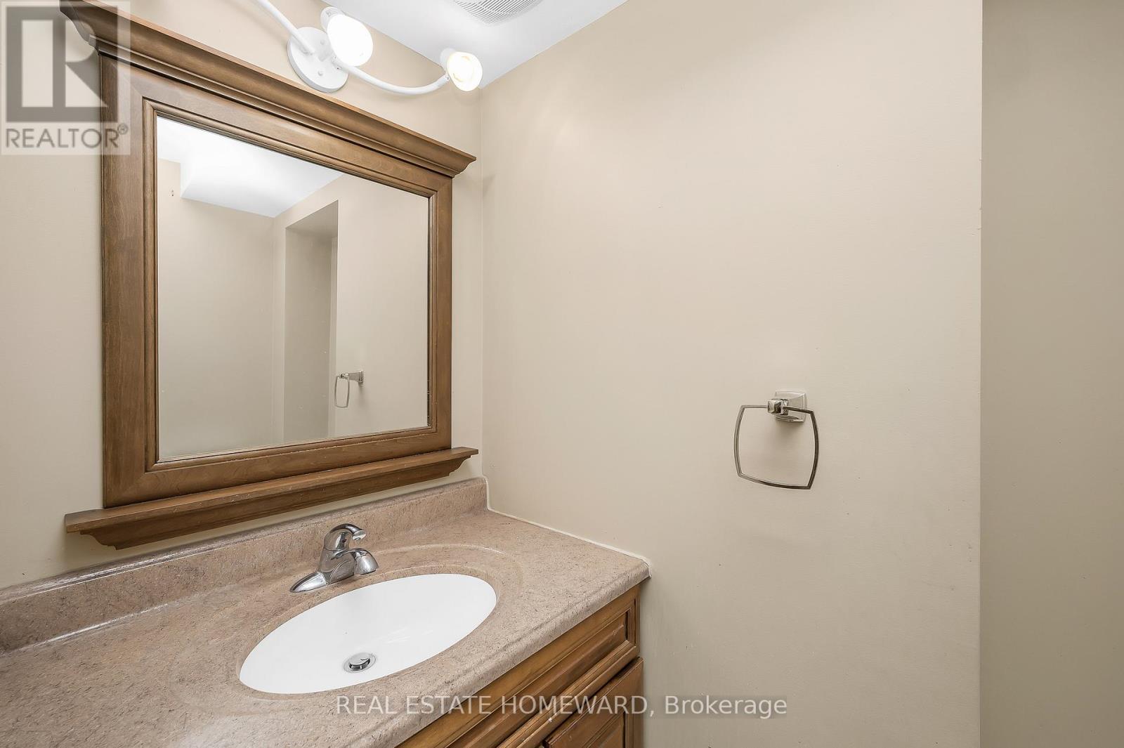 Main2Nd - 71 Paisley Avenue N, Hamilton, ON - Indoor Photo Showing Bathroom