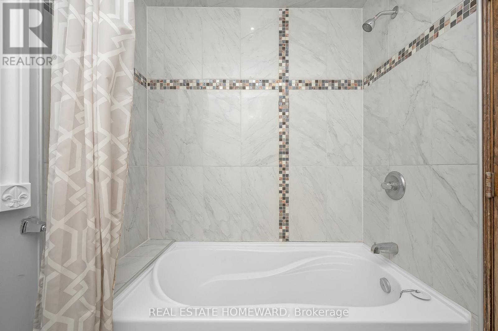 Main2Nd - 71 Paisley Avenue N, Hamilton, ON - Indoor Photo Showing Bathroom