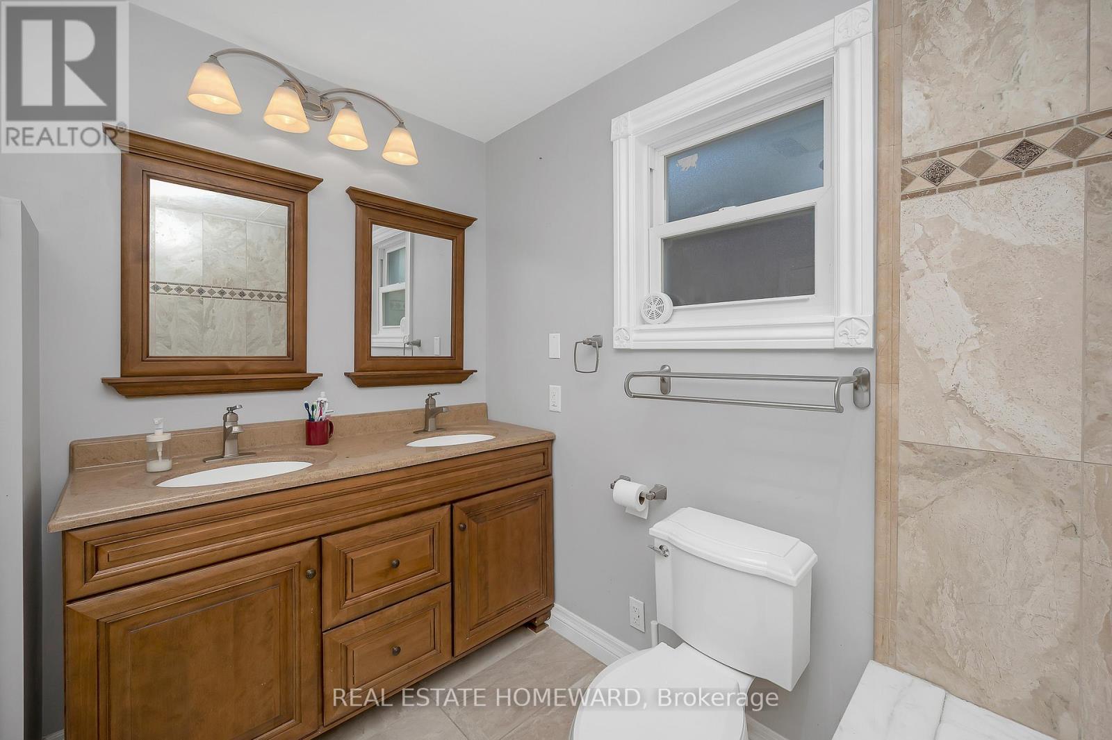 Main2Nd - 71 Paisley Avenue N, Hamilton, ON - Indoor Photo Showing Bathroom
