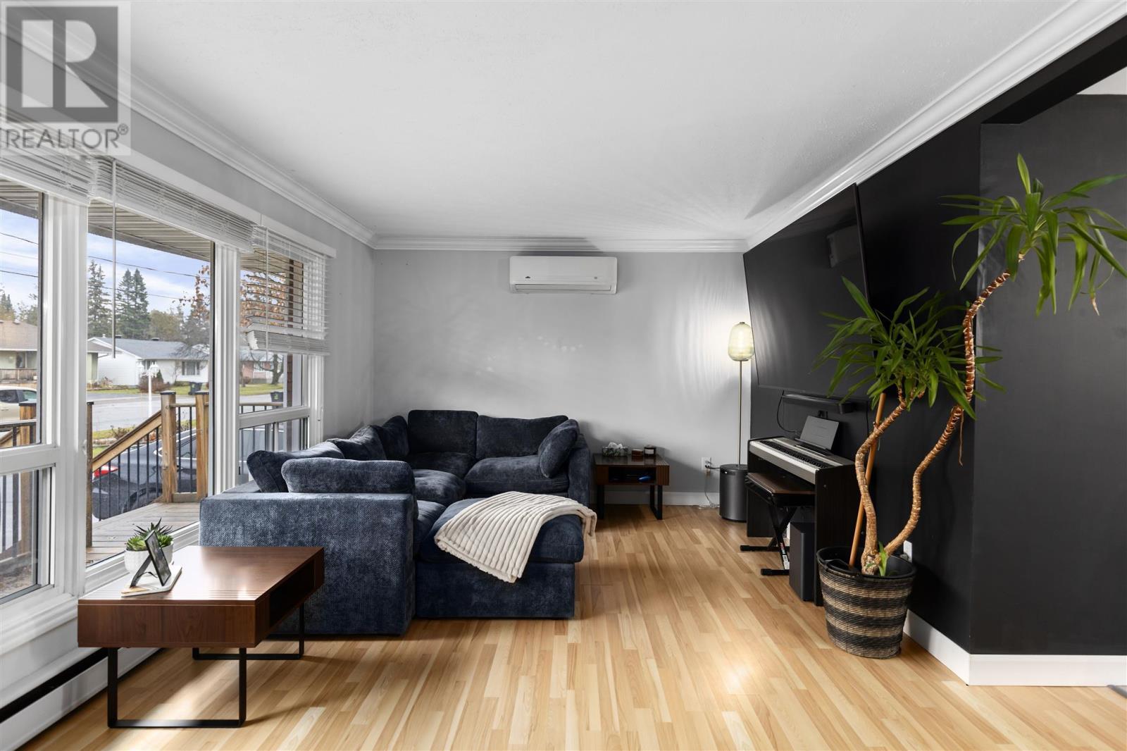 225 Hugill St, Sault Ste. Marie, ON - Indoor Photo Showing Living Room