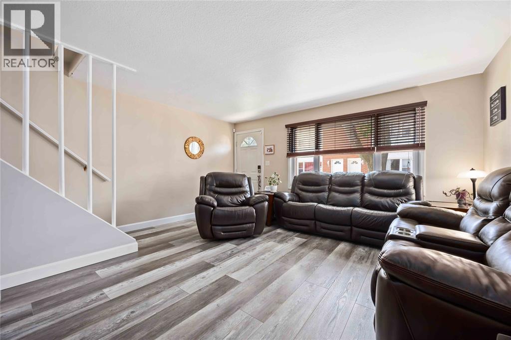 205 Fane Street Unit# 13B, St Clair, ON - Indoor Photo Showing Living Room