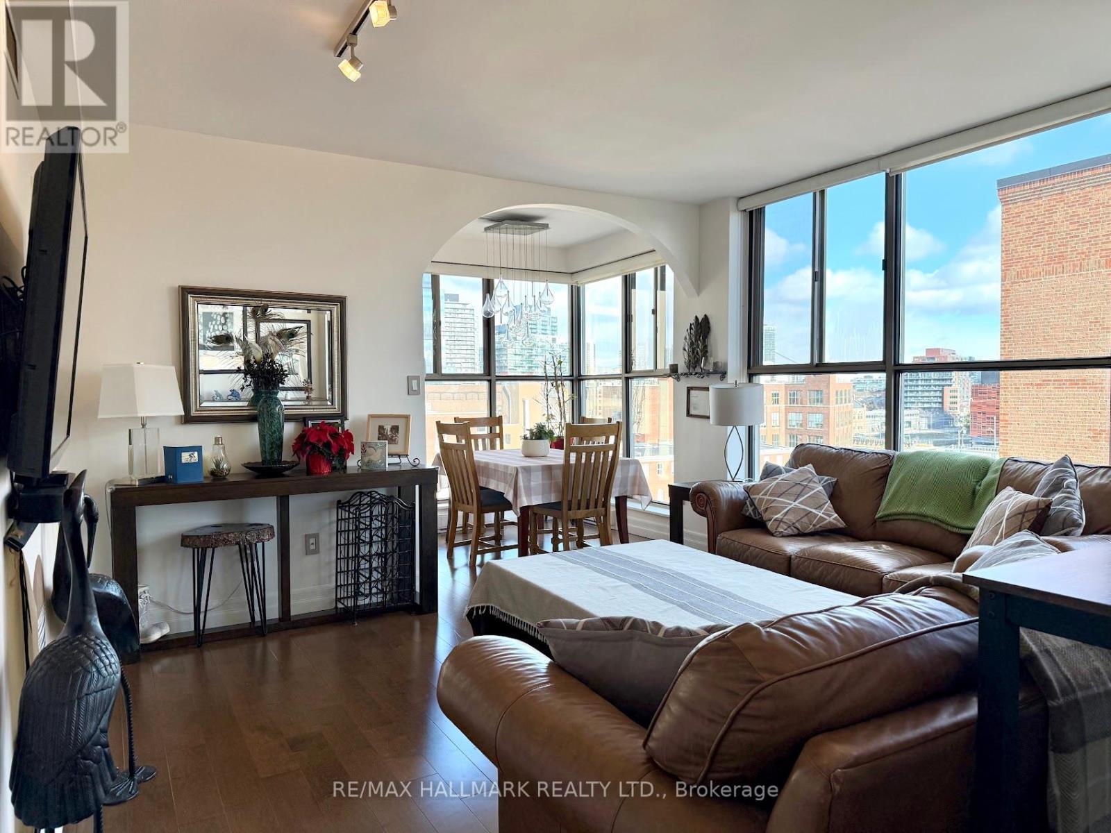 927 - 65 Scadding Avenue, Toronto, ON - Indoor Photo Showing Living Room