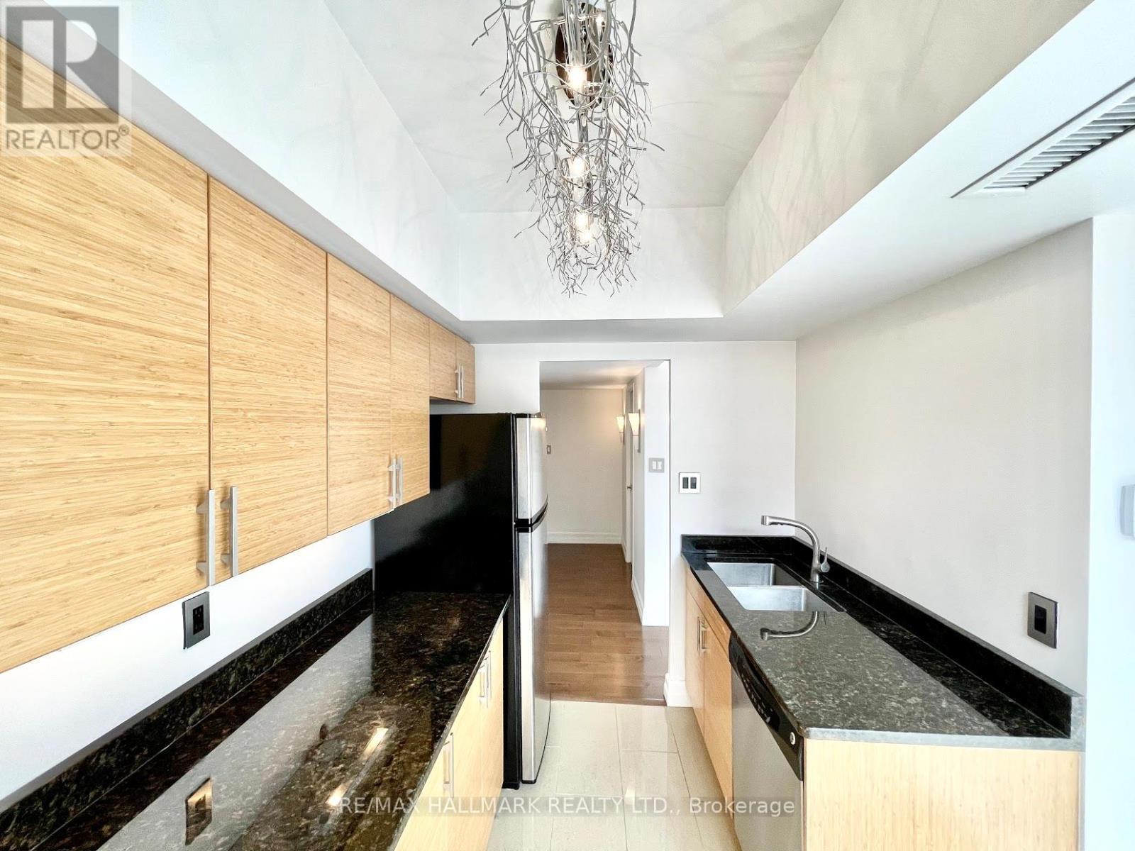 927 - 65 Scadding Avenue, Toronto, ON - Indoor Photo Showing Kitchen