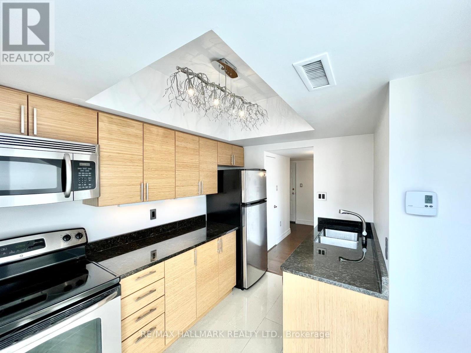 927 - 65 Scadding Avenue, Toronto, ON - Indoor Photo Showing Kitchen