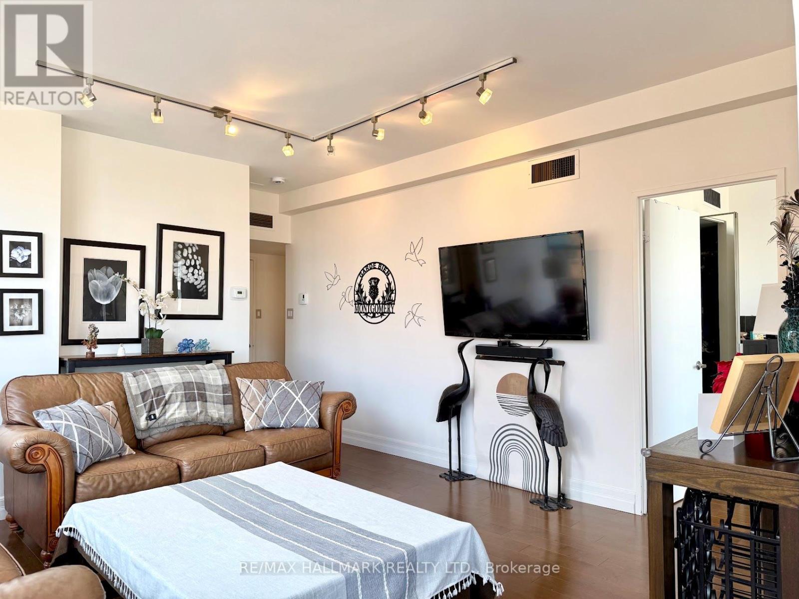 927 - 65 Scadding Avenue, Toronto, ON - Indoor Photo Showing Living Room