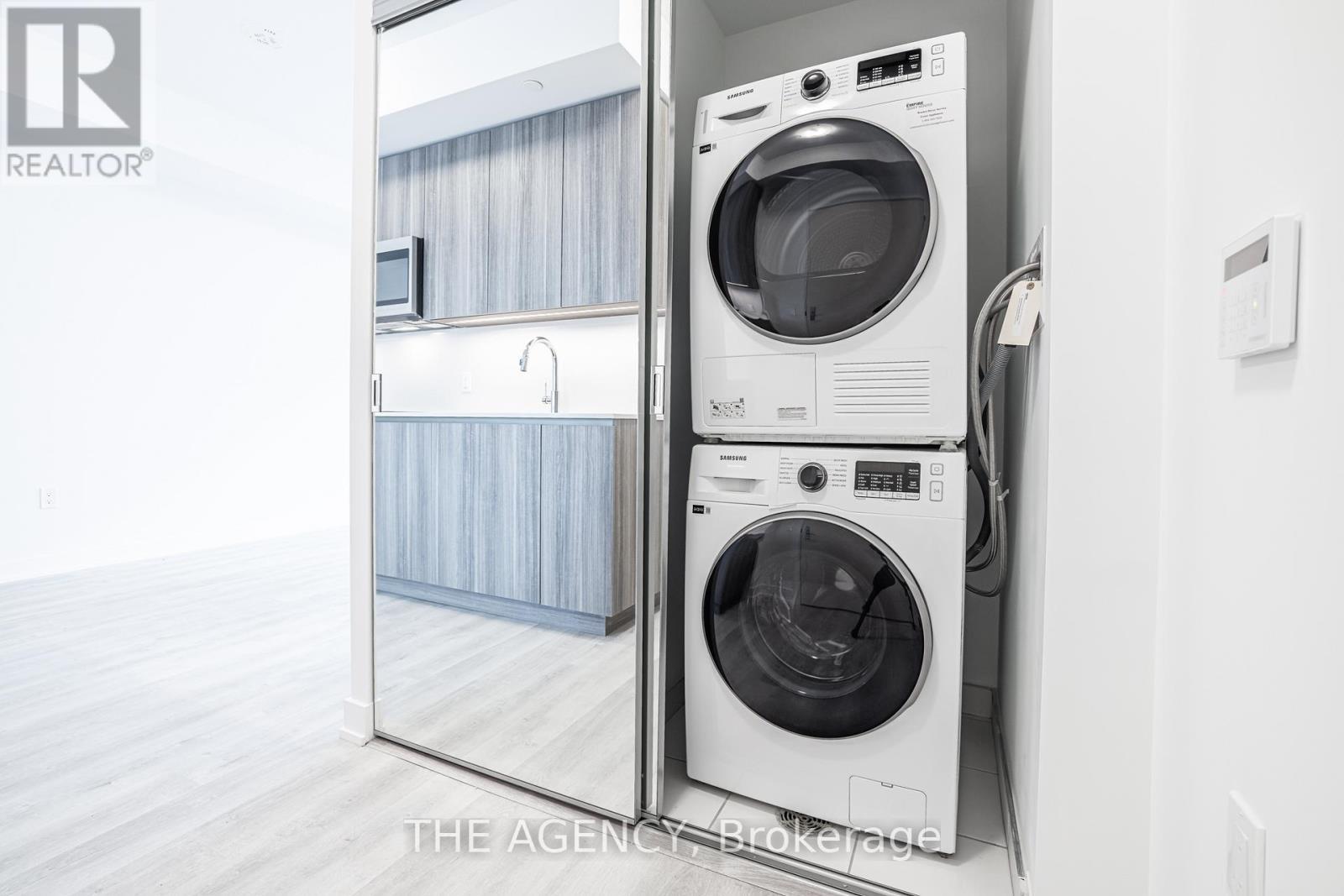 719 - 15 Richardson Street S, Toronto, ON - Indoor Photo Showing Laundry Room