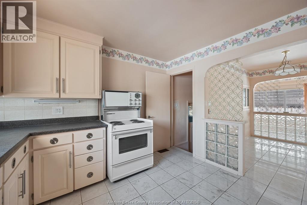 3207 Bruce, Windsor, ON - Indoor Photo Showing Kitchen