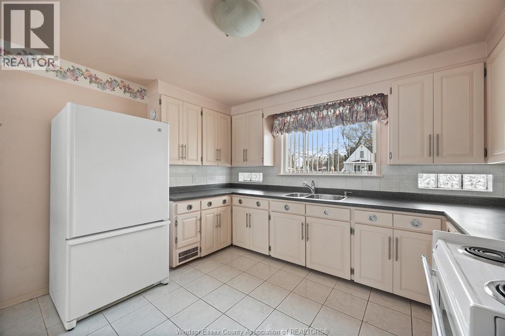 3207 Bruce, Windsor, ON - Indoor Photo Showing Kitchen With Double Sink