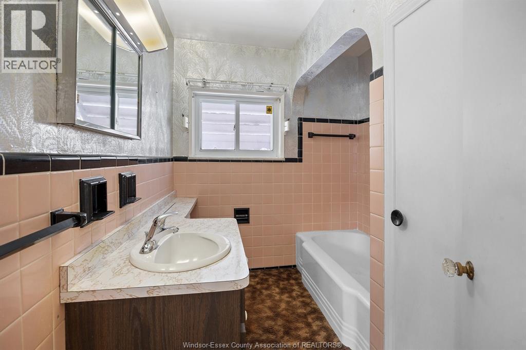 3207 Bruce, Windsor, ON - Indoor Photo Showing Bathroom