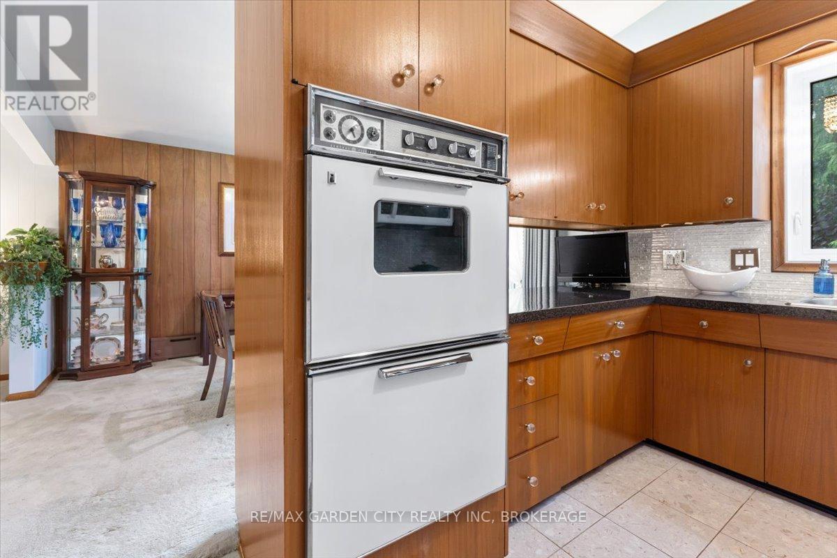 7 Glenayr Place, St. Catharines (Glendale/Glenridge), ON - Indoor Photo Showing Kitchen
