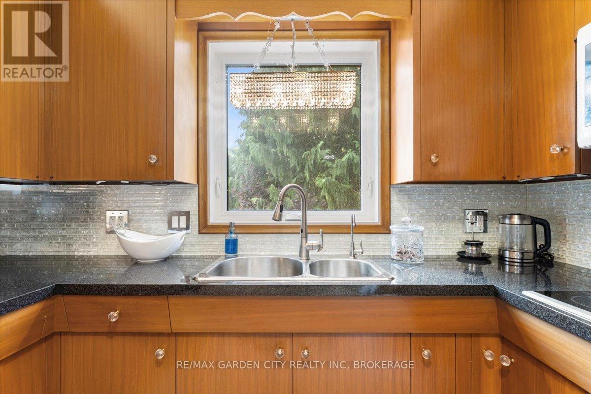 7 Glenayr Place, St. Catharines (Glendale/Glenridge), ON - Indoor Photo Showing Kitchen With Double Sink