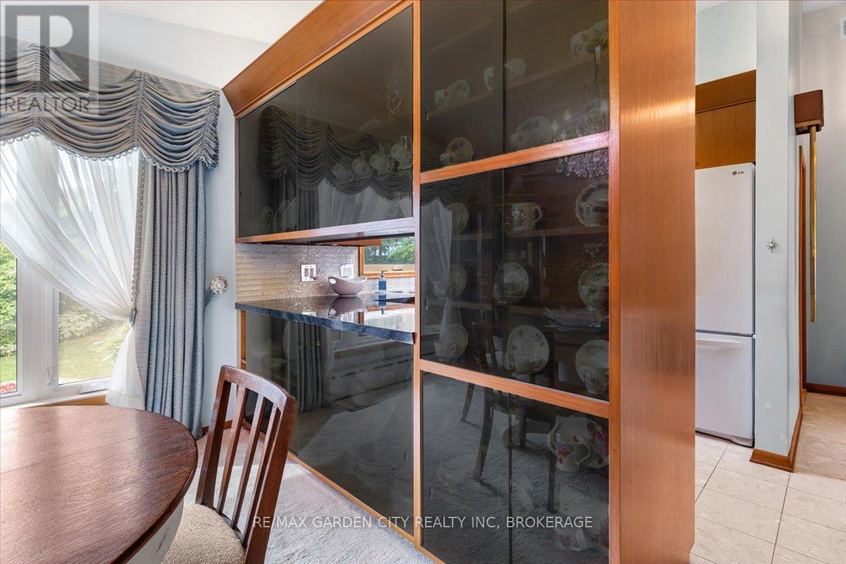 original built-in cabinets - 7 Glenayr Place, St. Catharines (Glendale/Glenridge), ON - Indoor Photo Showing Dining Room