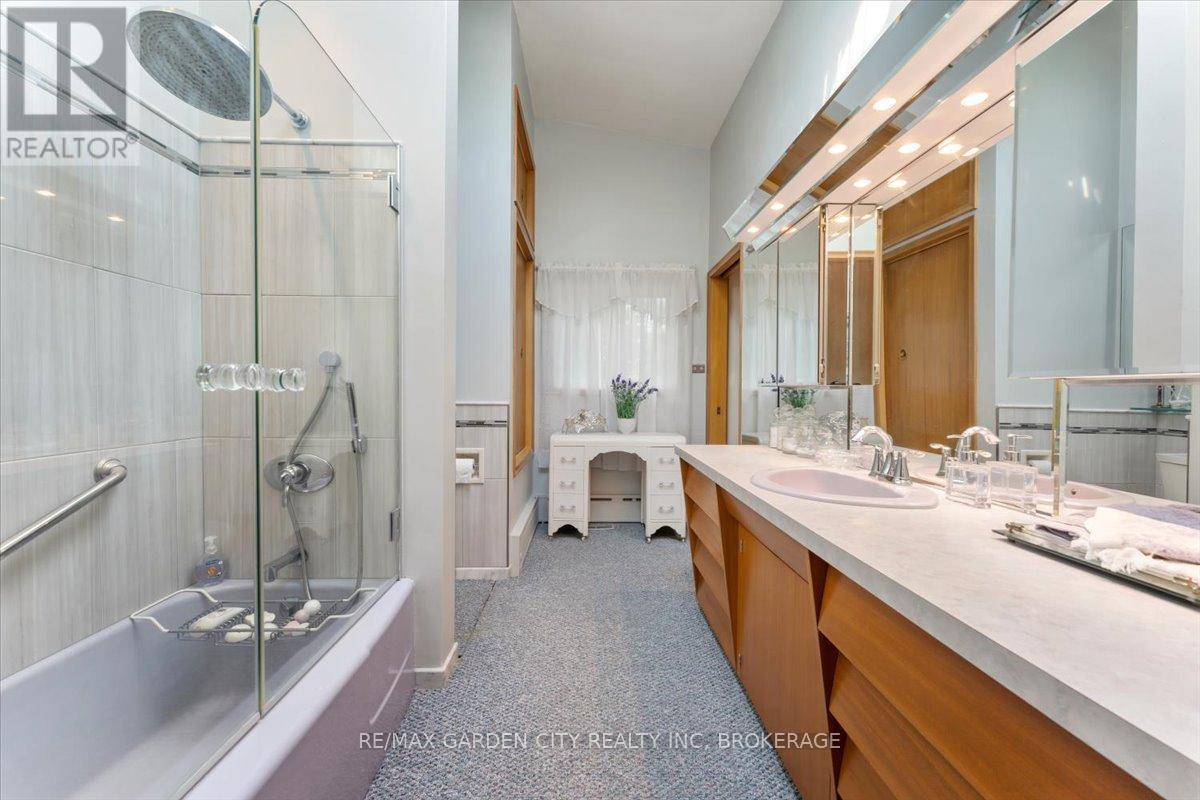 4pc bathroom w/ensuite privilege - 7 Glenayr Place, St. Catharines (Glendale/Glenridge), ON - Indoor Photo Showing Bathroom
