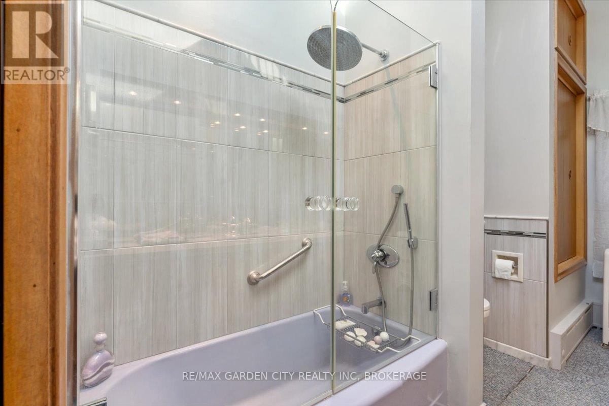 7 Glenayr Place, St. Catharines (Glendale/Glenridge), ON - Indoor Photo Showing Bathroom
