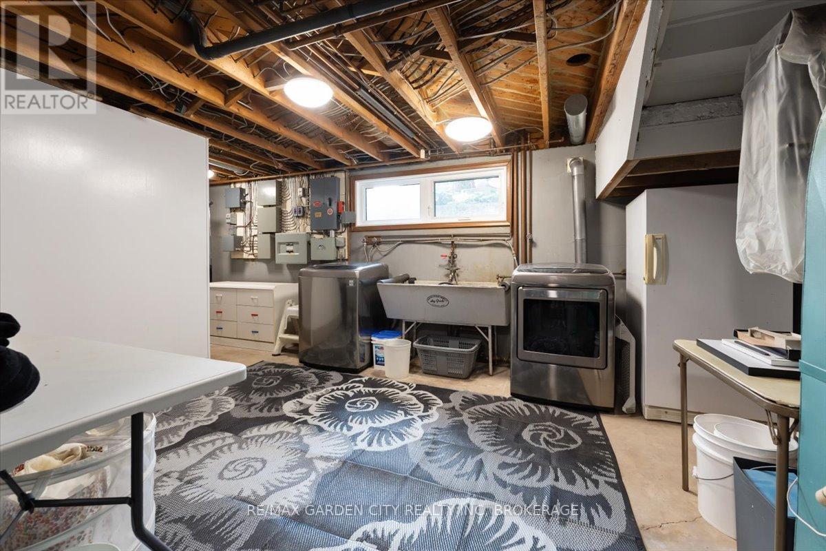 laundry w/walk-in pantry & walkup to garage - 7 Glenayr Place, St. Catharines (Glendale/Glenridge), ON - Indoor Photo Showing Basement