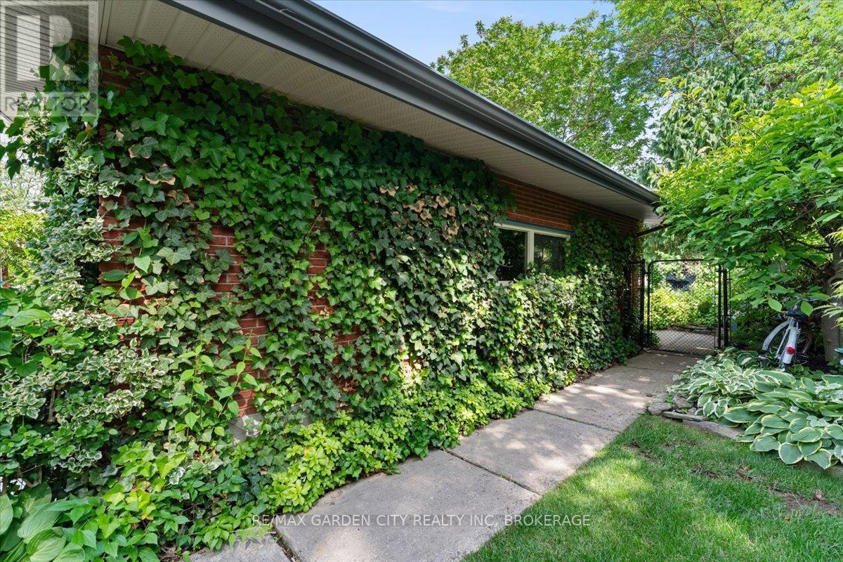 7 Glenayr Place, St. Catharines (Glendale/Glenridge), ON - Outdoor