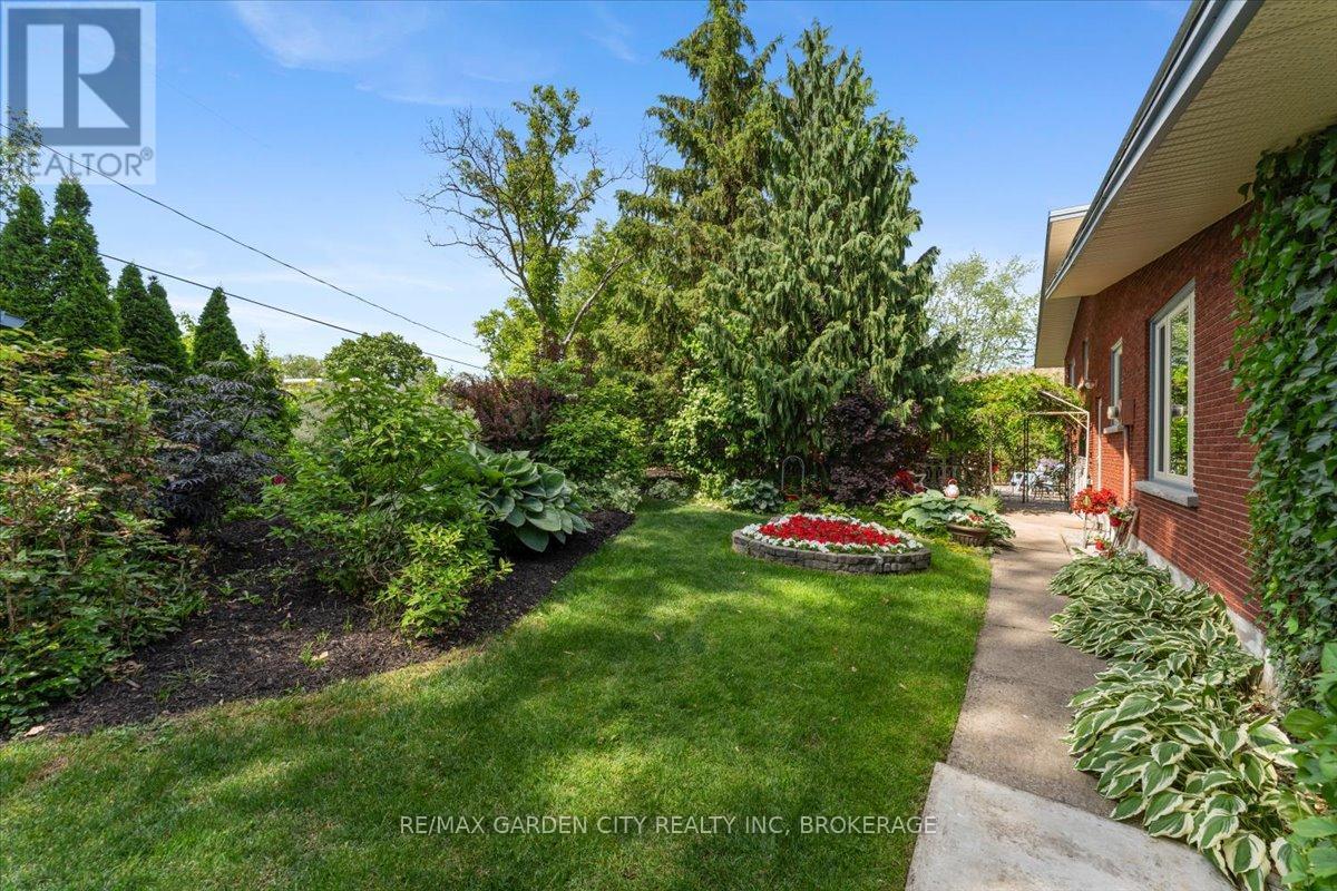 Beautiful gardens and patios - 7 Glenayr Place, St. Catharines (Glendale/Glenridge), ON - Outdoor