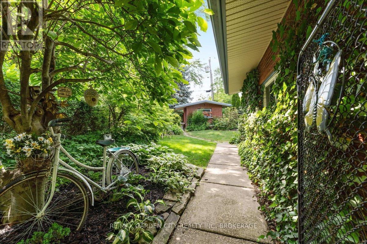 7 Glenayr Place, St. Catharines (Glendale/Glenridge), ON - Outdoor