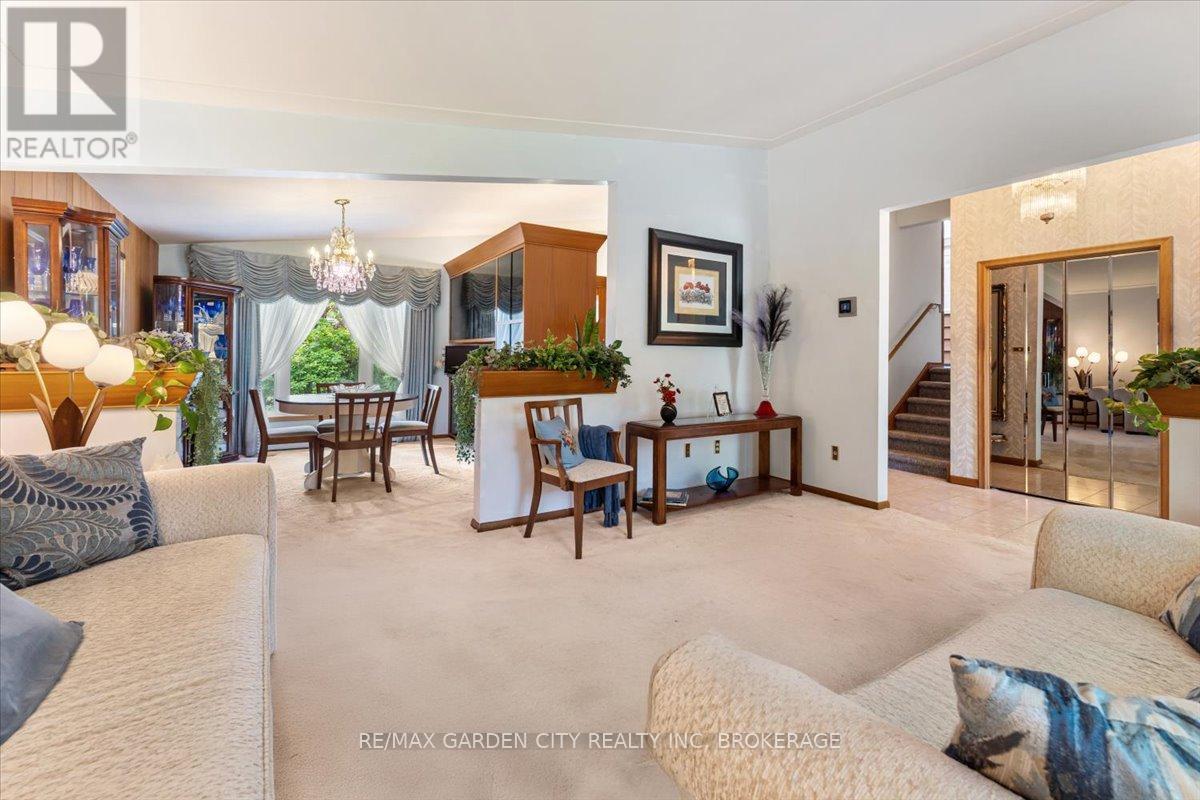 7 Glenayr Place, St. Catharines (Glendale/Glenridge), ON - Indoor Photo Showing Living Room