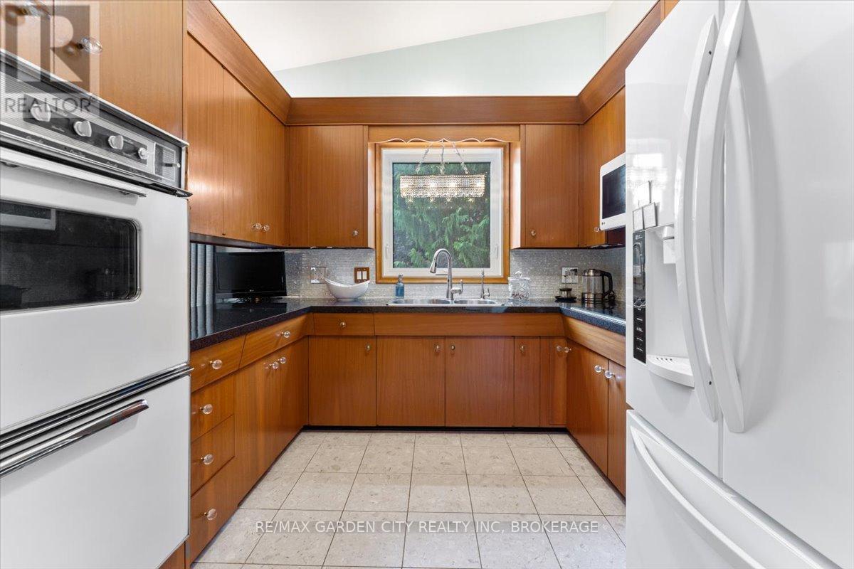 7 Glenayr Place, St. Catharines (Glendale/Glenridge), ON - Indoor Photo Showing Kitchen
